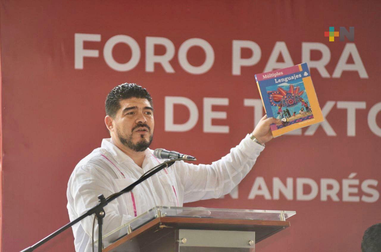 Zenyazen Escobar encabeza «Diálogo sobre libros de texto para educación básica» en Acayucan