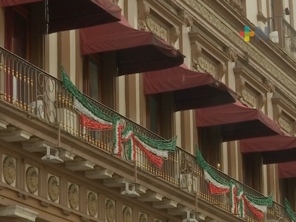 Decoran con motivos patrios el centro de Xalapa
