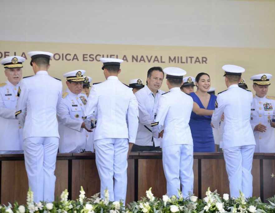Asiste gobernador Cuitláhuac García a ceremonia de graduación de 162 nuevos marinos