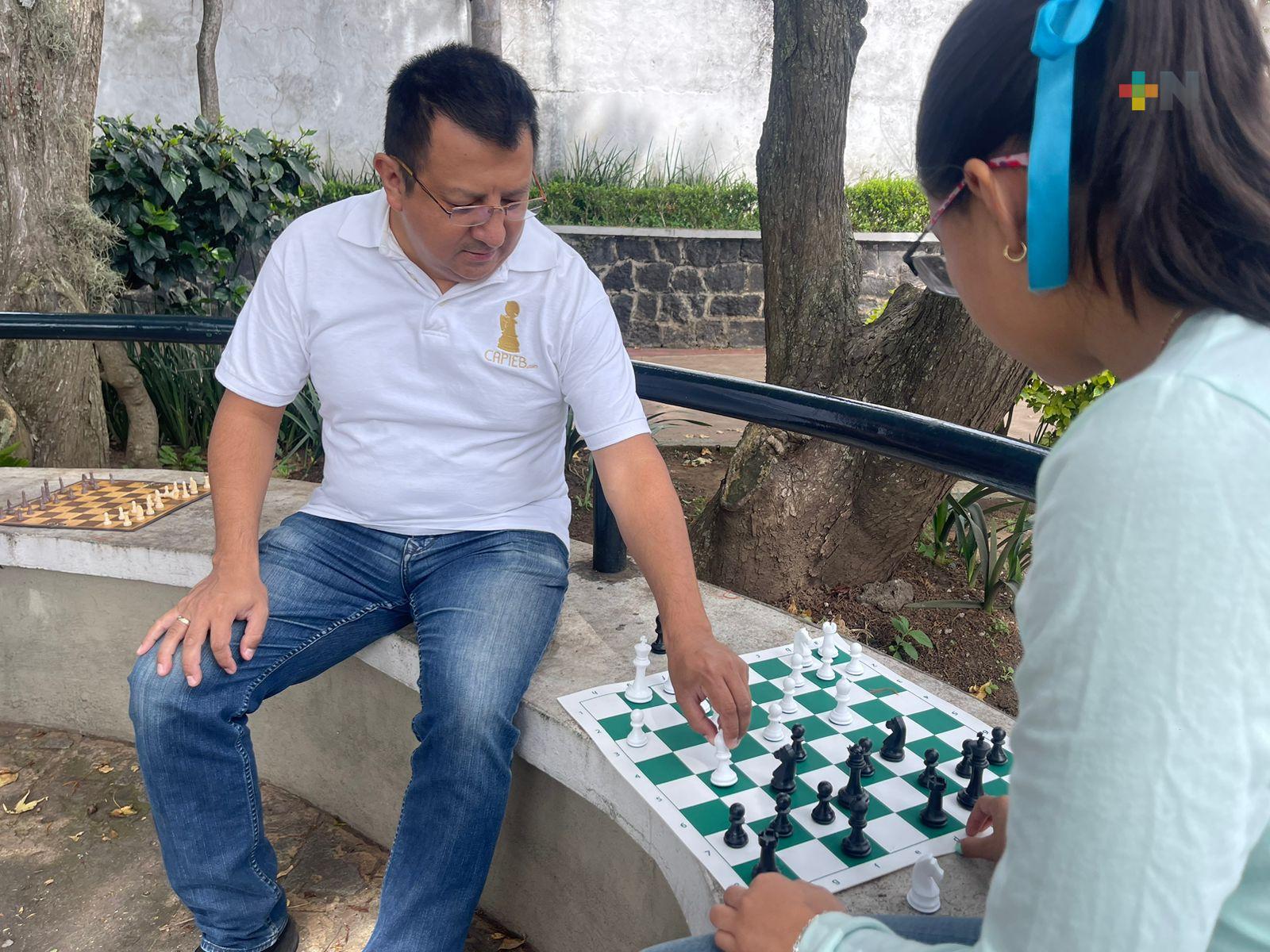 Invitan a jugar ajedrez en parque 5 de Febrero