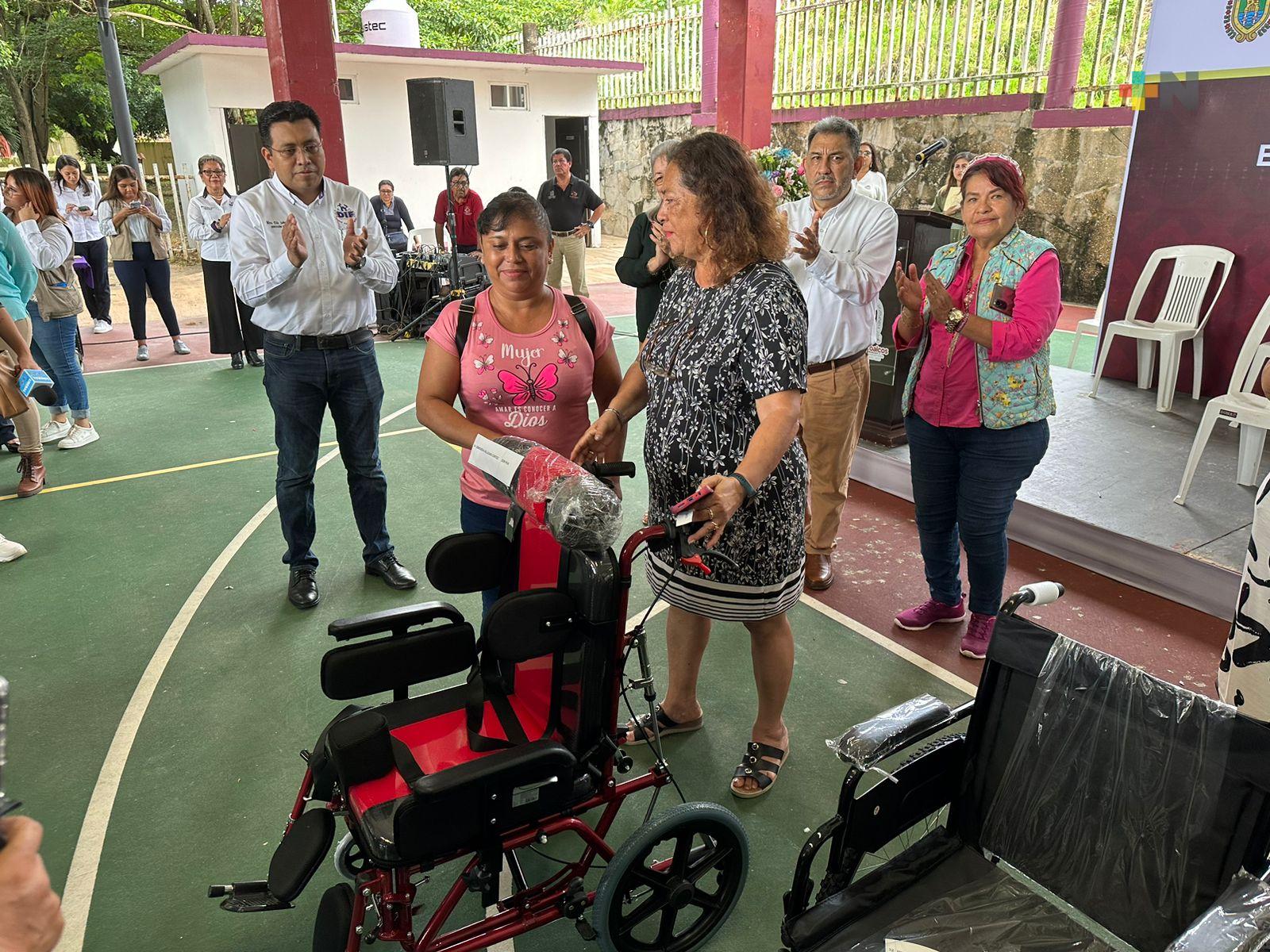 DIF Coatzacoalcos entrega aparatos funcionales a personas con discapacidad