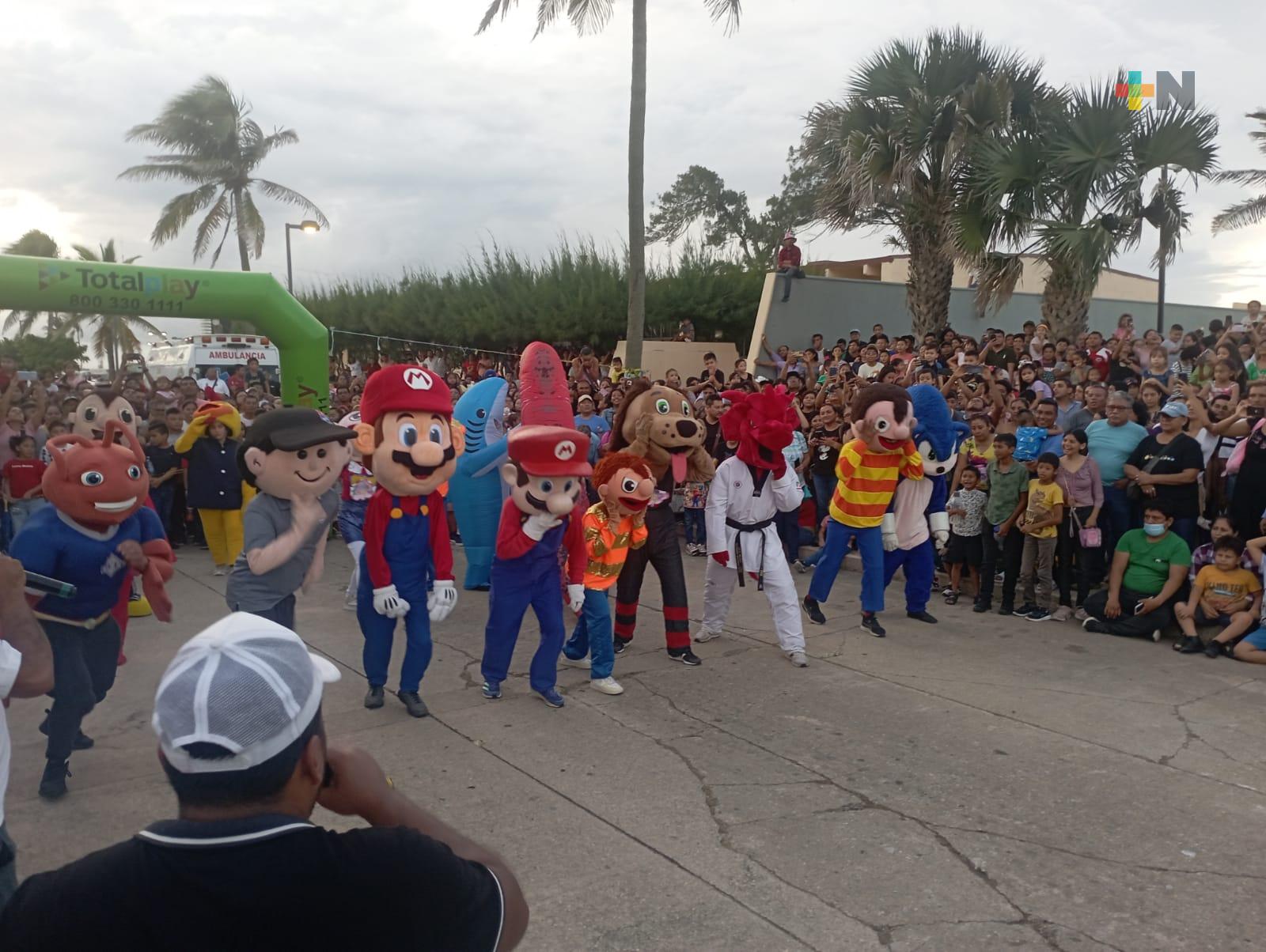 Celebran carrera de botargas en Coatzacoalcos