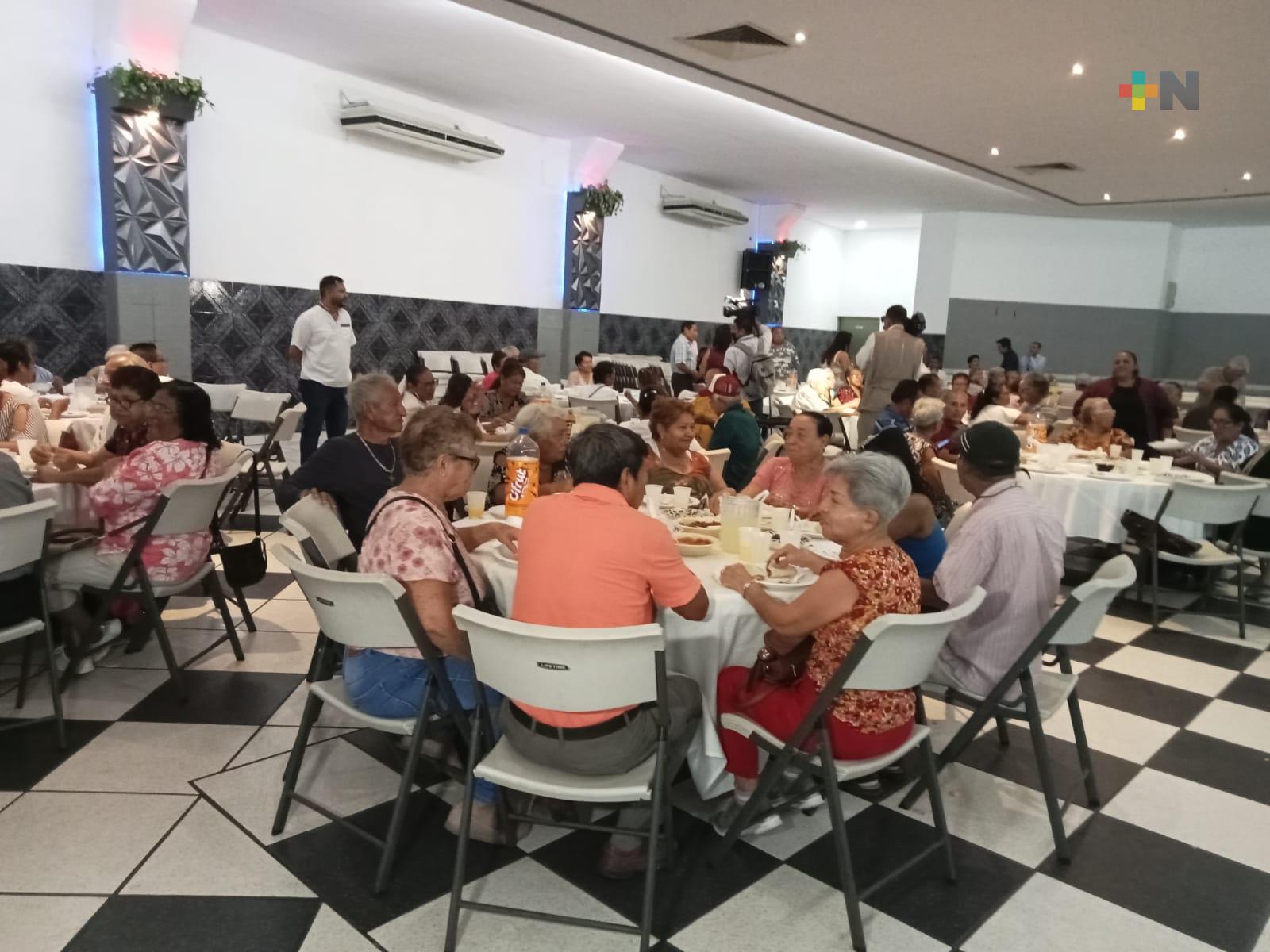 Con desayuno, Secretaría del Bienestar celebra a personas adultas mayores