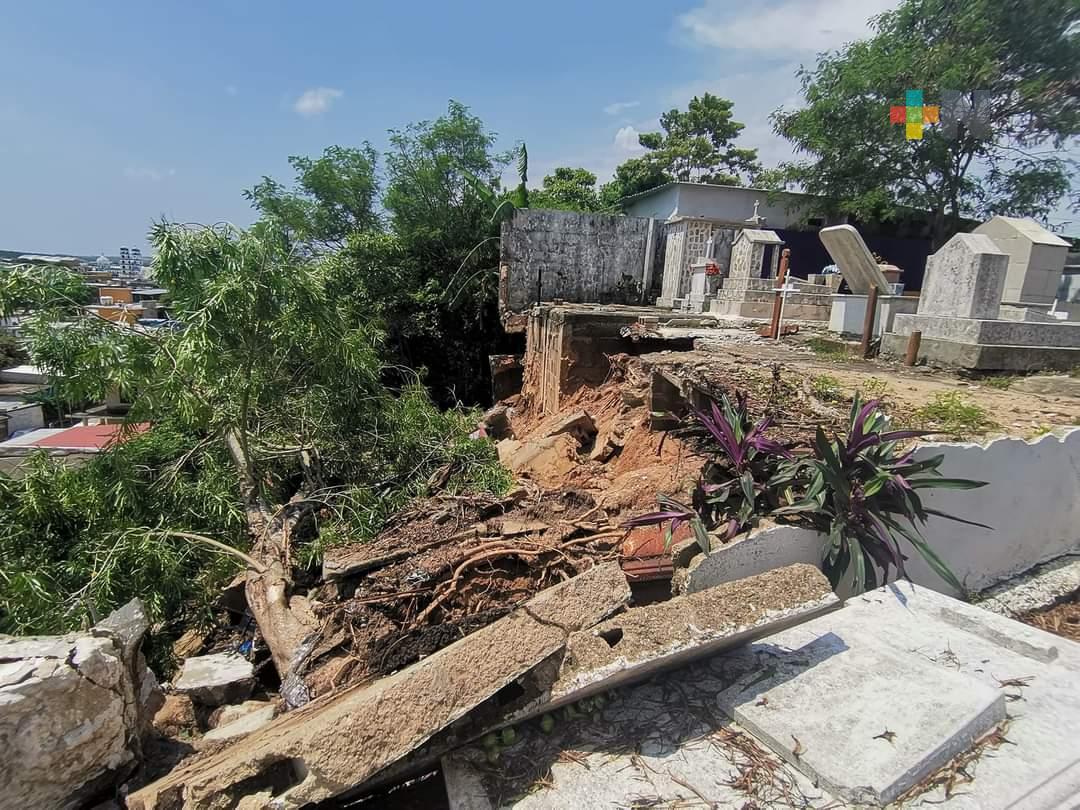 Reportan deslave en cementerio de Nanchital