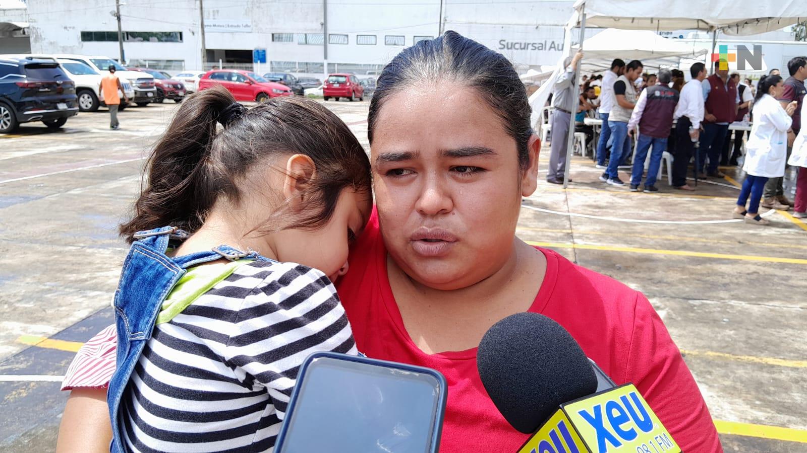 Idaneli Carbajal pide apoyo a población para adquirir aparatos auditivos para su hija