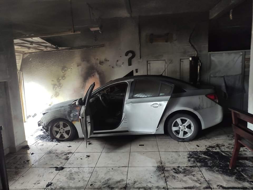 Se incendia automóvil dentro de un garage en Coatza