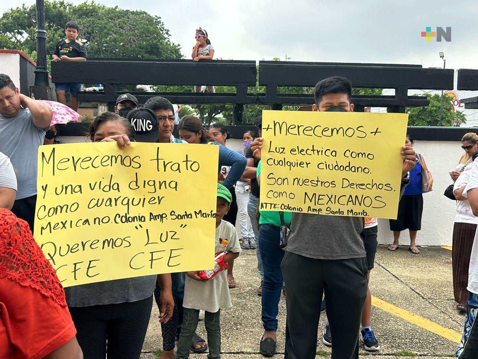 Piden instalación de mufas colectivas en colonia Ampliación Santa María