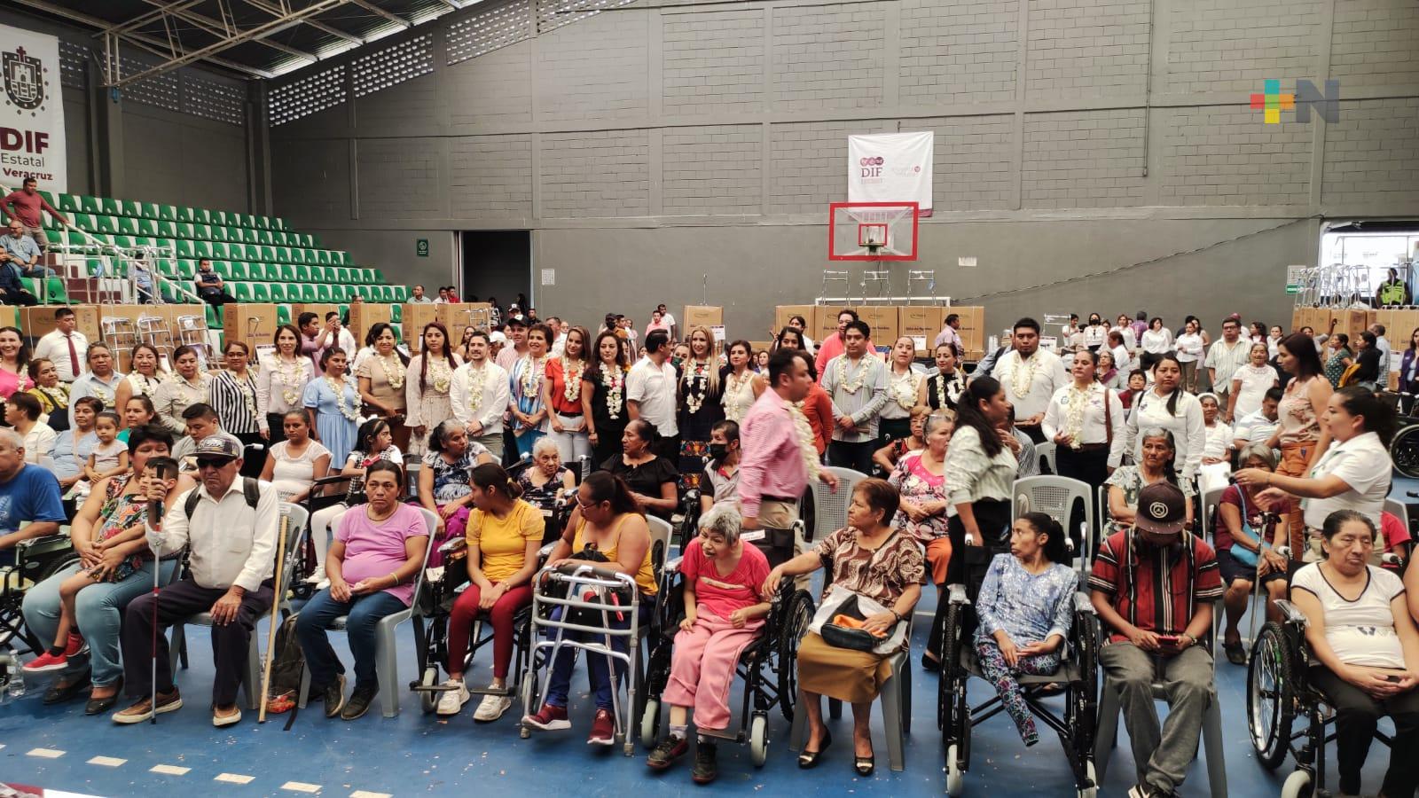 DIF estatal entregó apoyos funcionales en la región de altas montañas