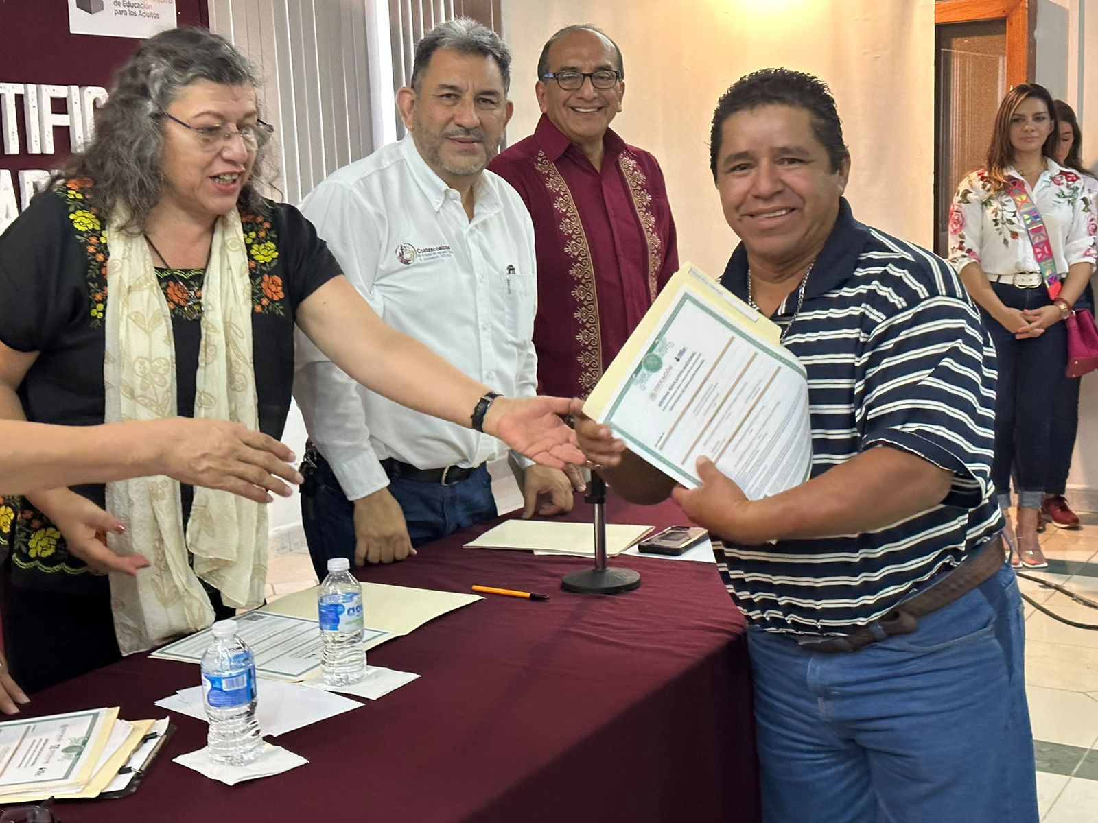 En Coatza, INEA entrega certificados de primaria y secundaria