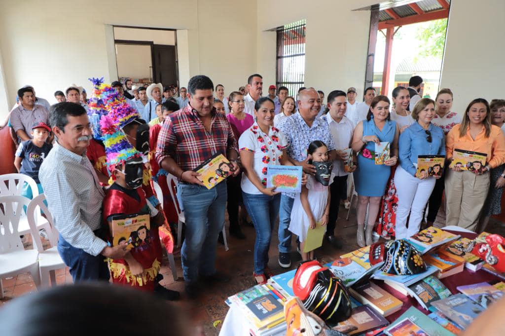 Entregan dos mil libros de la Editora de Gobierno en el municipio de Chontla