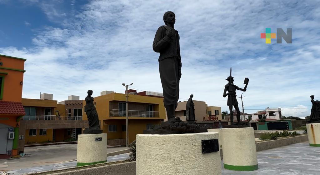 Salitre y nortes han dañado esculturas hechas de cemento y varilla en Coatza