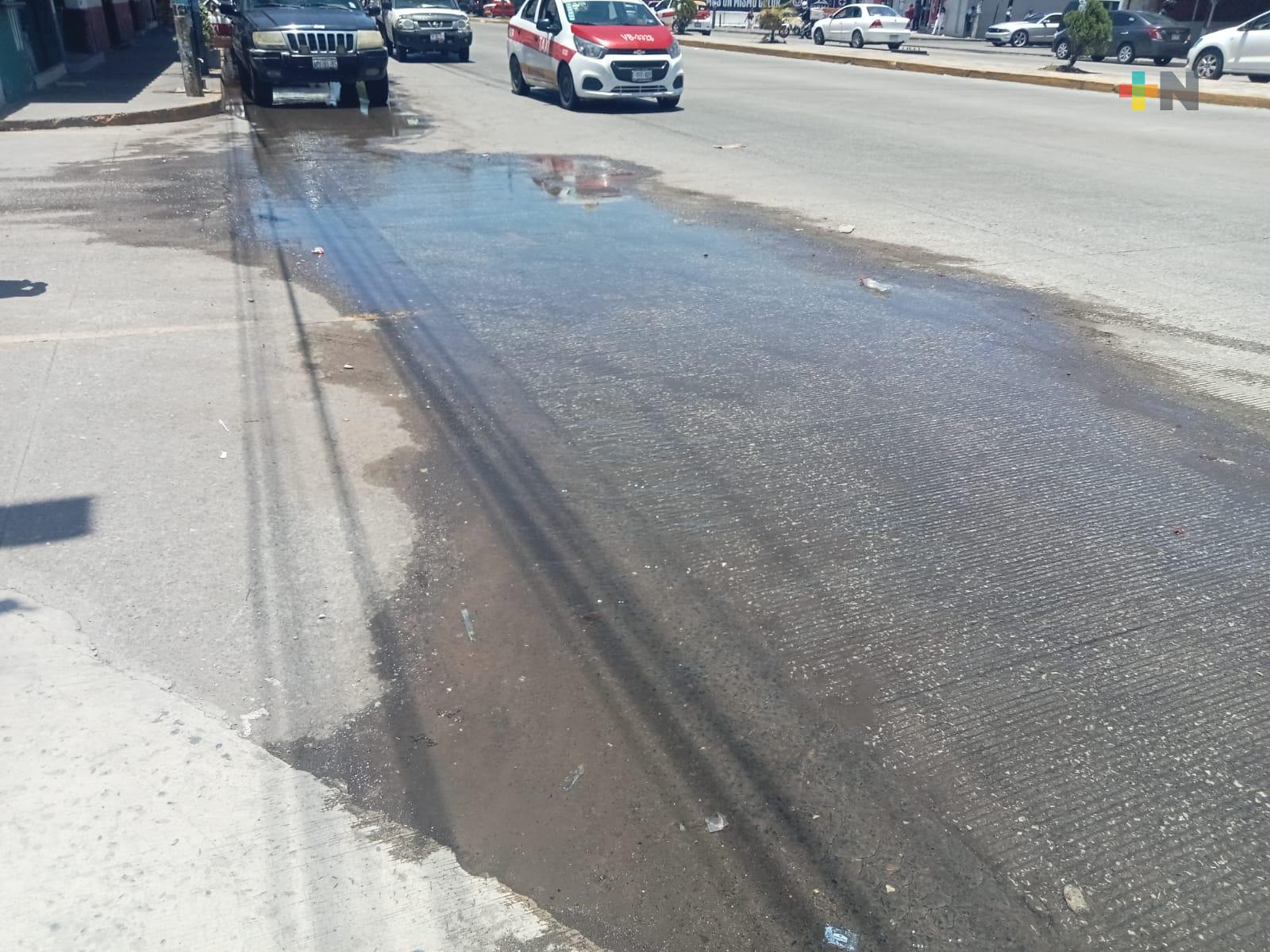 Reportan fuga de aguas negras a la altura de hospital del IMSS