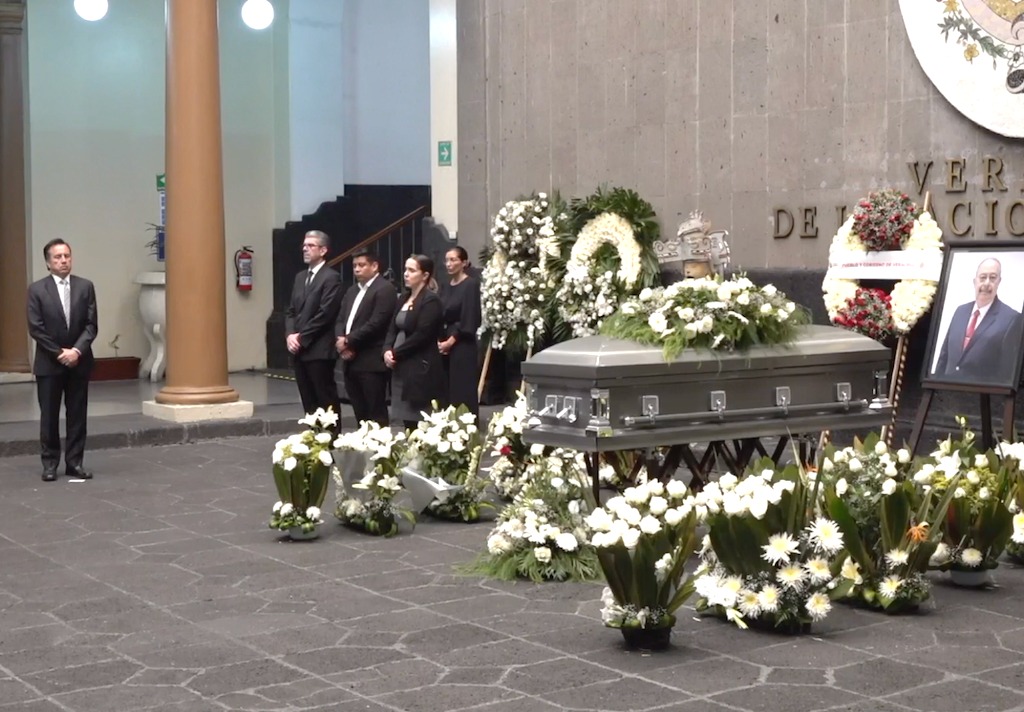 Rinden homenaje póstumo a Gerardo Díaz Morales en palacio de gobierno