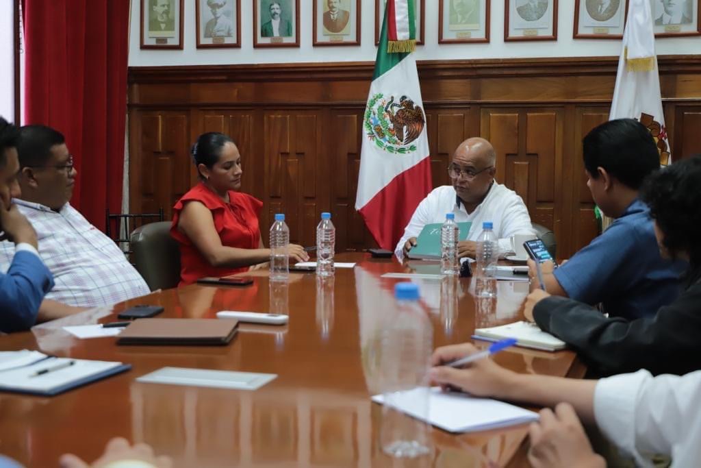 Eric Cisneros coordina acciones para garantizar servicios de seguridad jurídica y justicia social