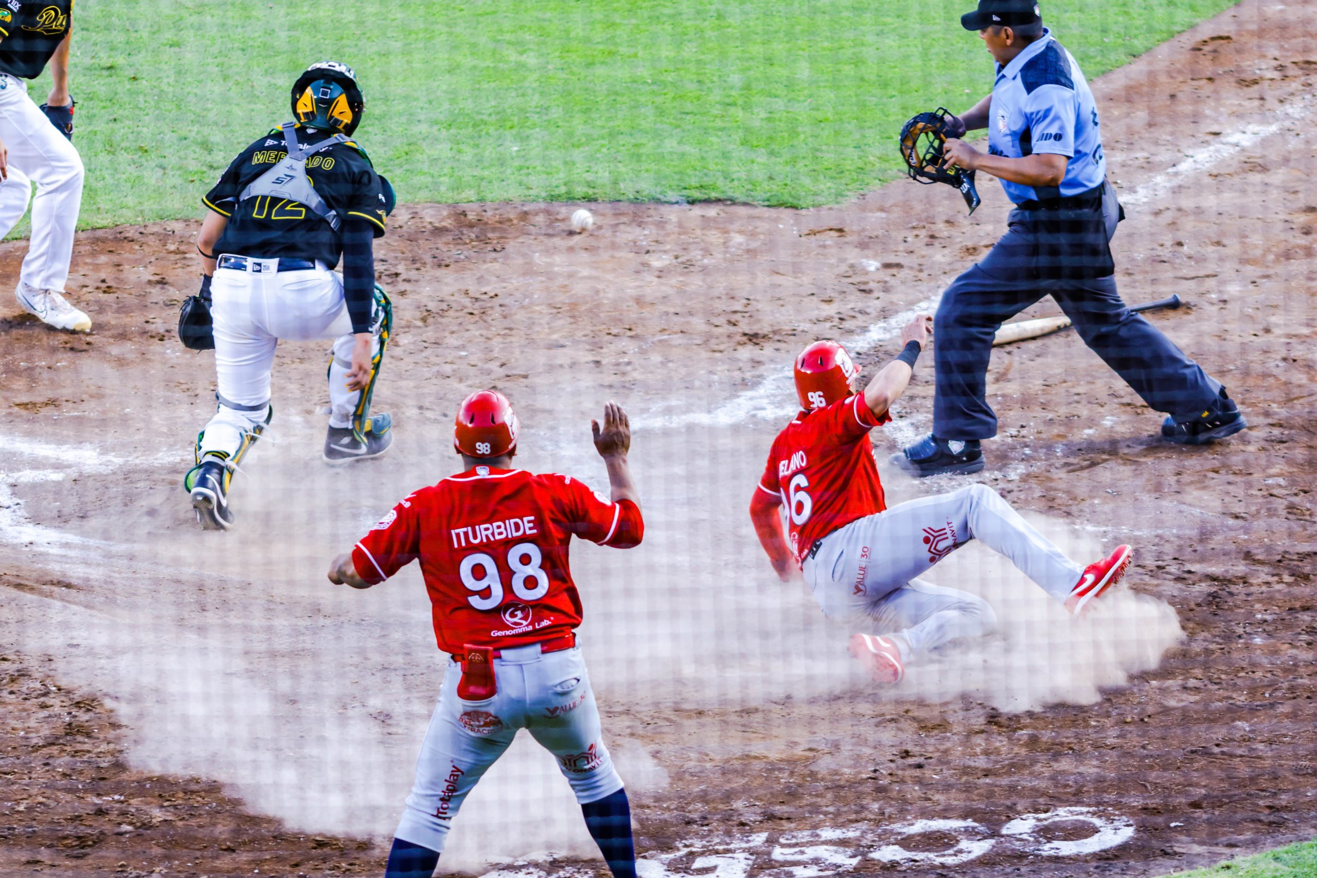 El Águila vence por 8-3 a Pericos y sigue con vida en playoffs