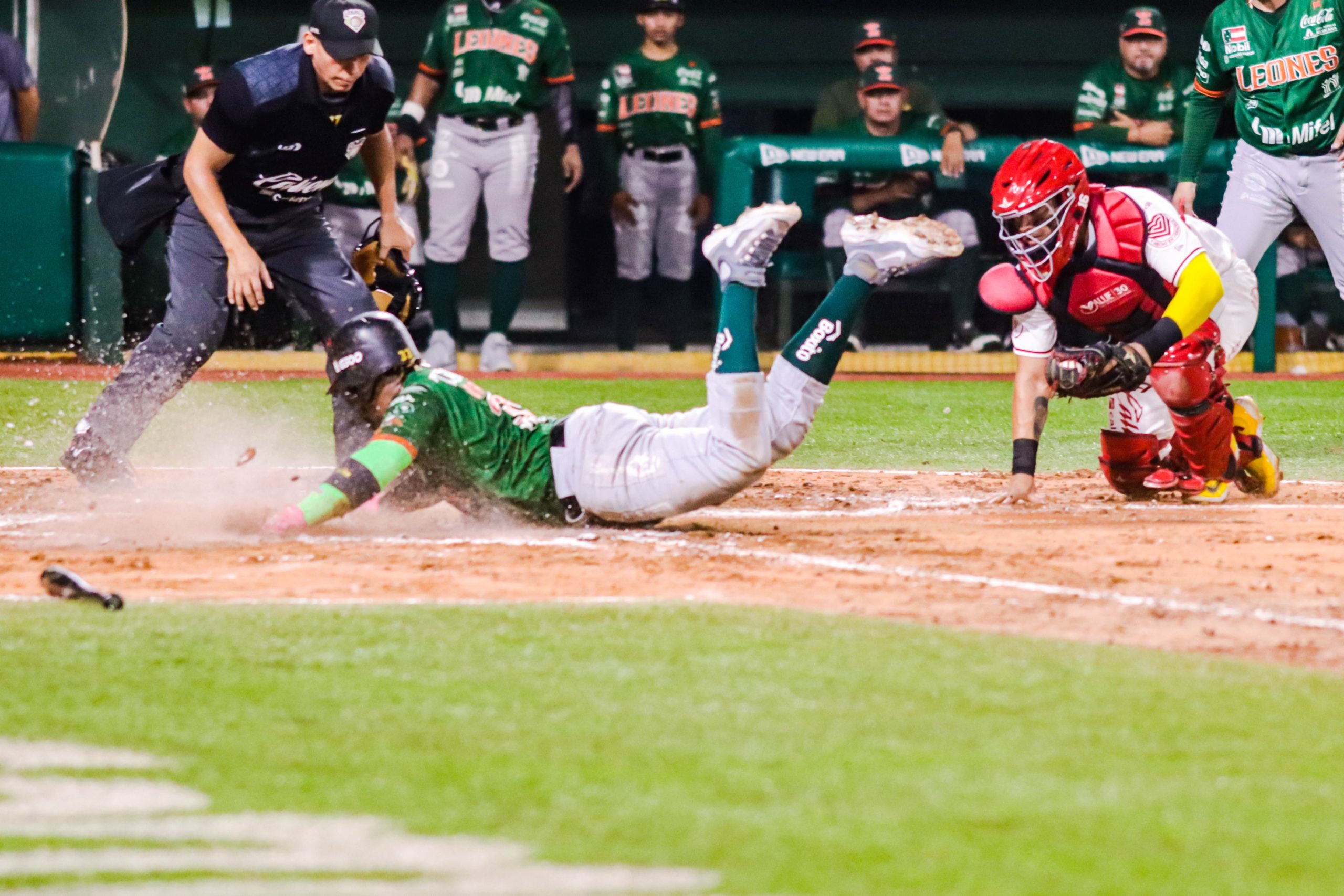 Yucatán blanquea por 2-0 a El Águila y aventaja serie de zona