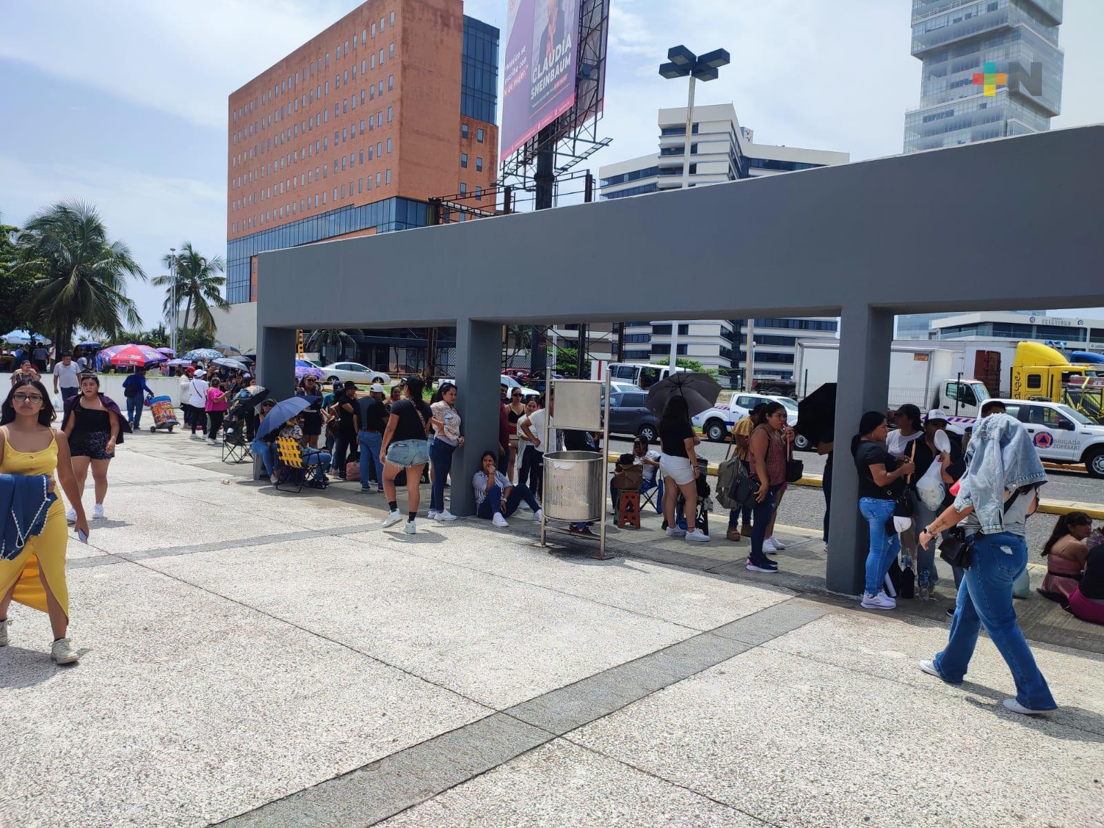 Seguidores de Romeo Santos hacen fila en WTC Veracruz desde temprano