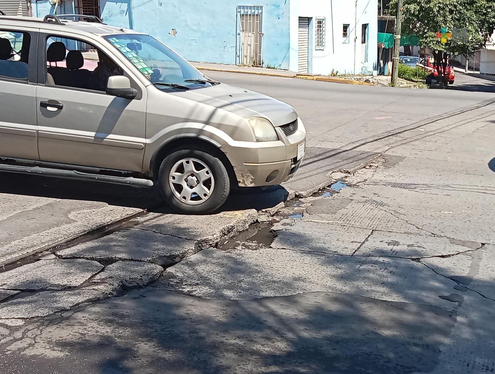 Carpeta asfáltica deteriorada afecta vialidad en avenida de Veracruz puerto