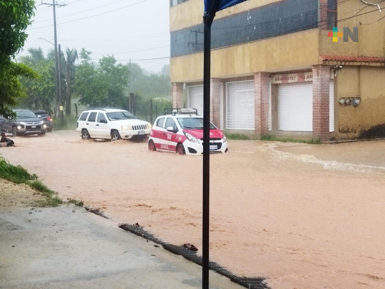 Severas inundaciones deja fuerte aguacero en Las Choapas