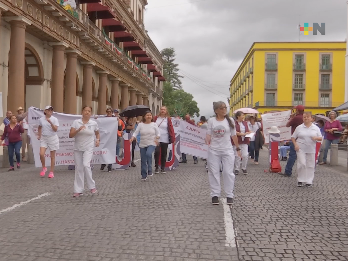 Protestan jubilados y pensionados del ISSSTE en Xalapa