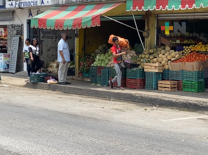 Libera Tránsito banquetas del mercado Héroes del 47 en Tuxpan