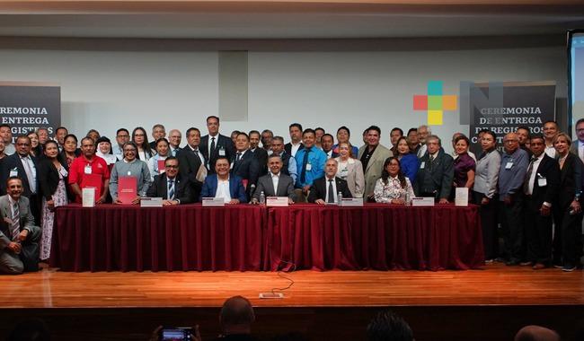 Entrega subsecretario César Yáñez Centeno reconocimientos constitutivos a asociaciones religiosas