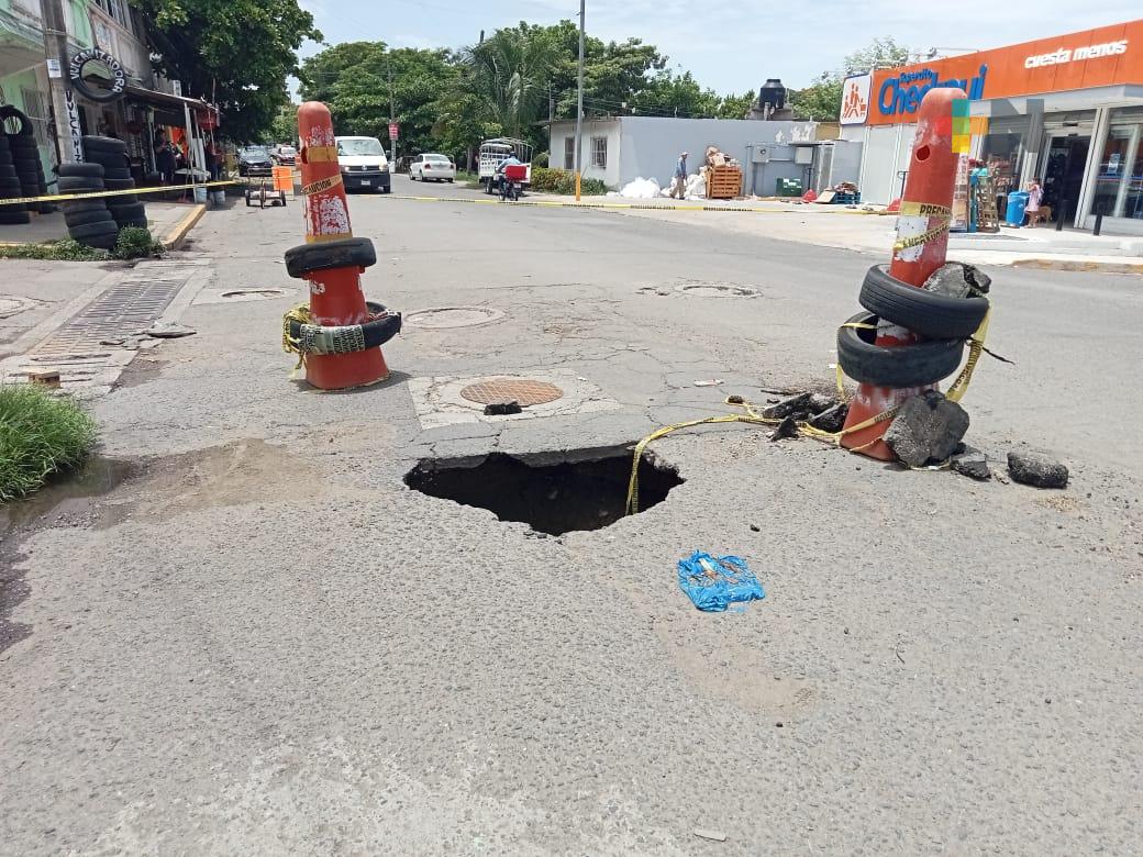 Socavón de gran magnitud afecta avenida Veracruz de colonia Playa Linda