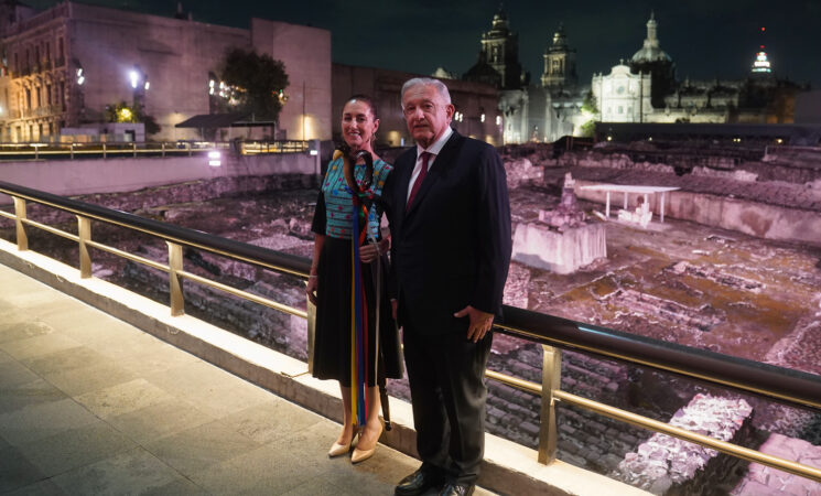 López Obrador entrega bastón de mando a Claudia Sheinbaum