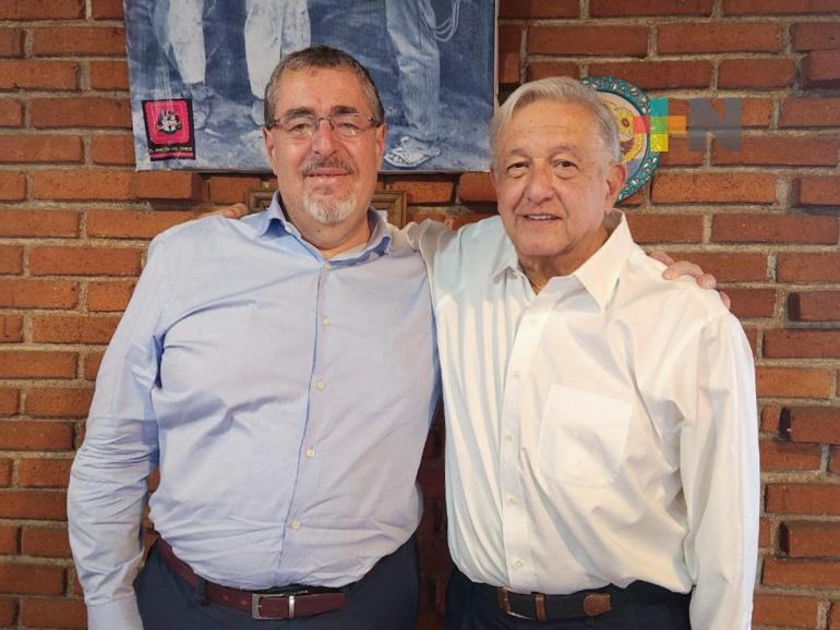 López Obrador saluda a Bernardo Arévalo, presidente electo de Guatemala, en Texcoco