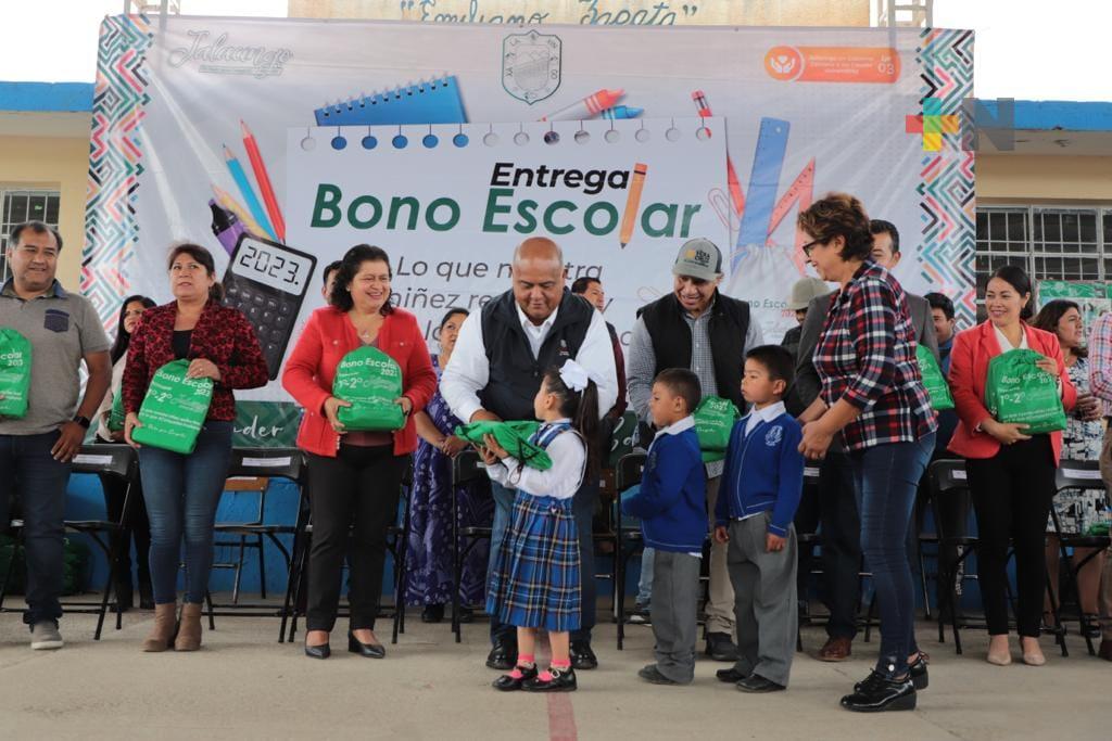 Encabeza Eric Cisneros entrega de paquetes y bonos escolares en Mixquiapan, localidad de Jalacingo