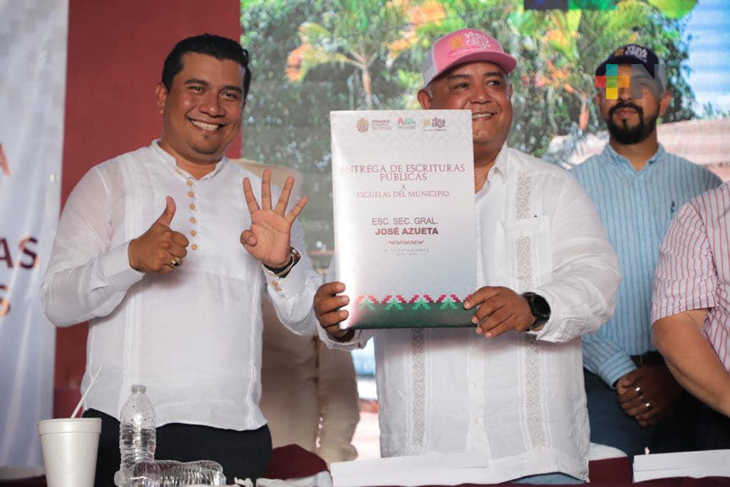 Eric Cisneros entrega escrituras a escuelas públicas del municipio de José Azueta