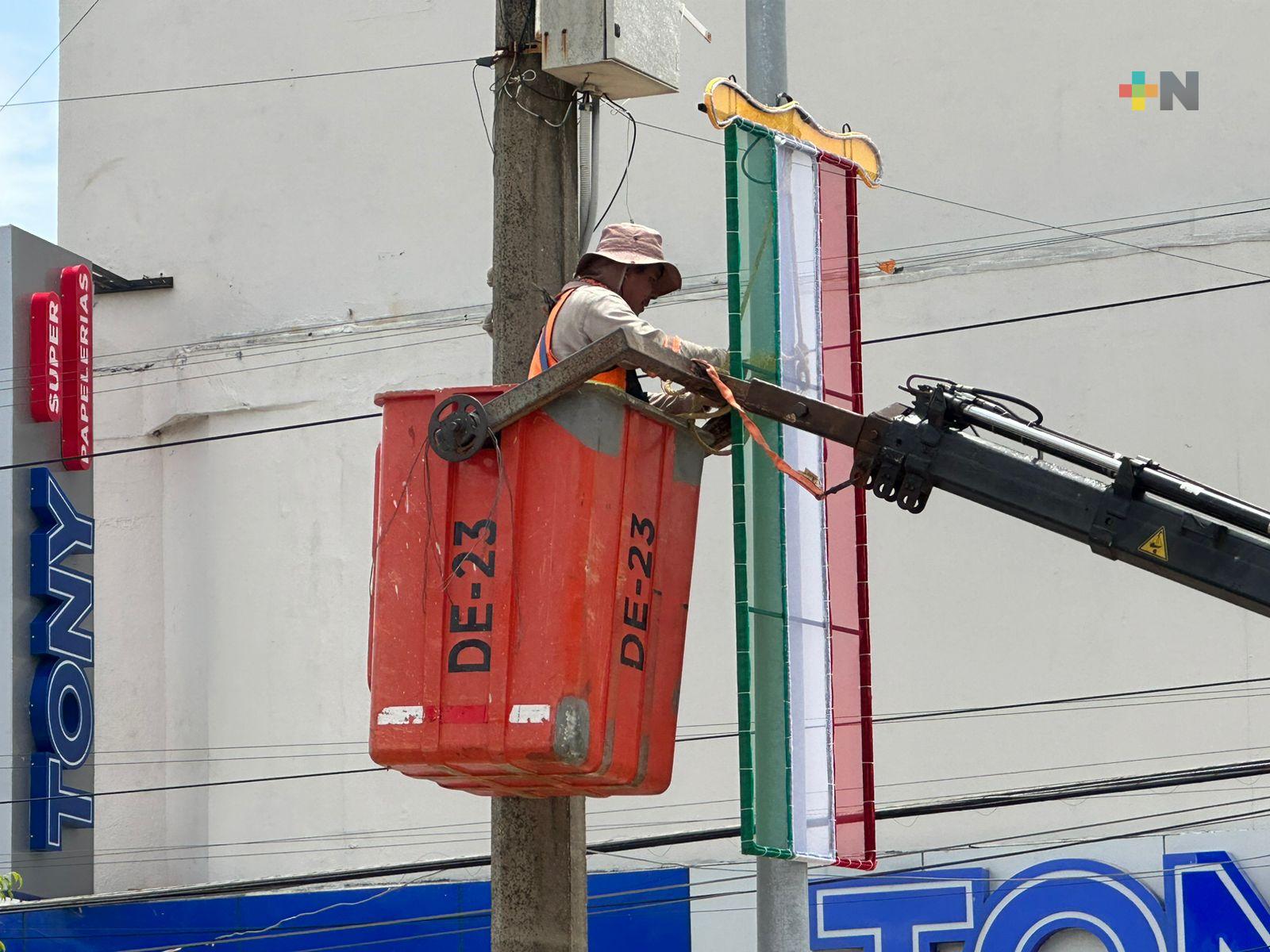 Con adornos patrios adornan principales calles de Coatzacoalcos