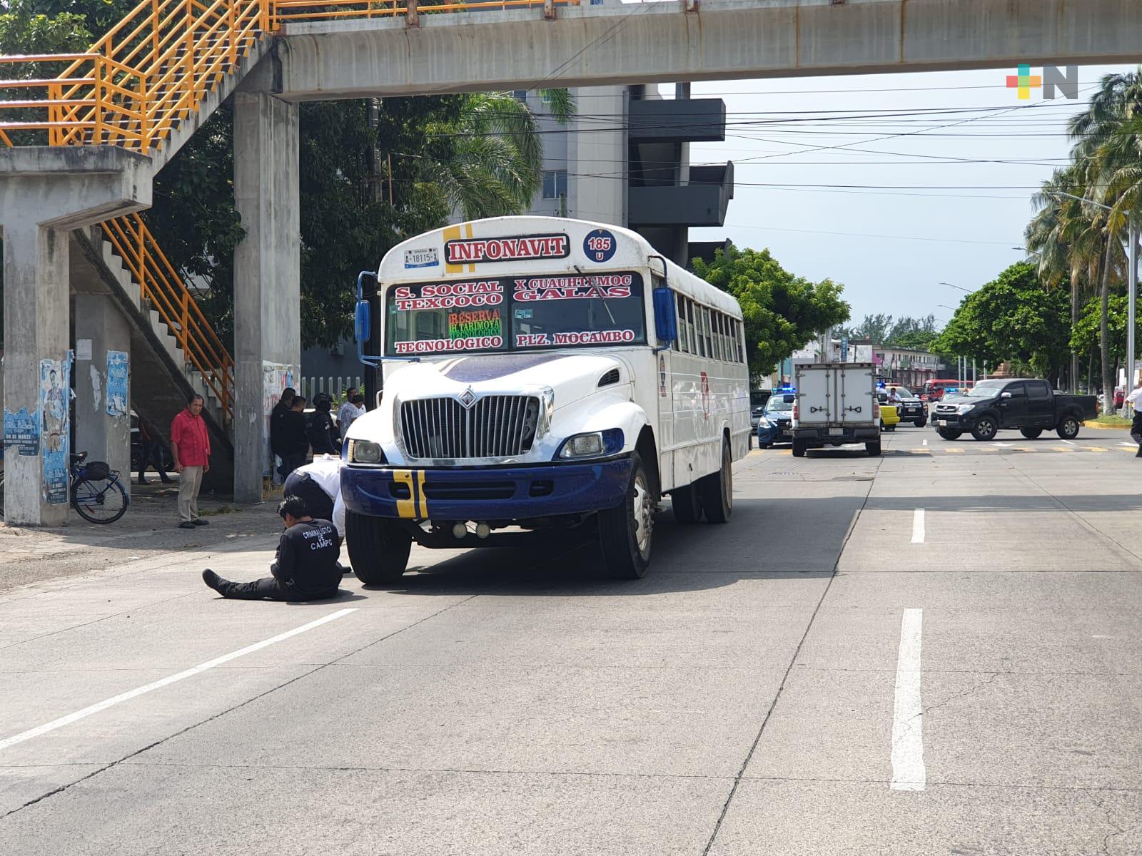 En Veracruz puerto, autobús arrolla a ciclista que perdió control y cayó