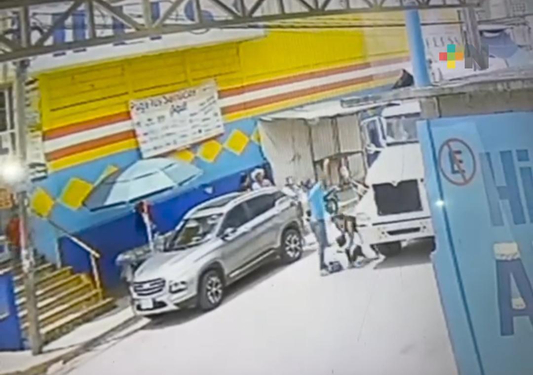 Cámara capta momento en que un niño es golpeado por camión de carga en Coatza