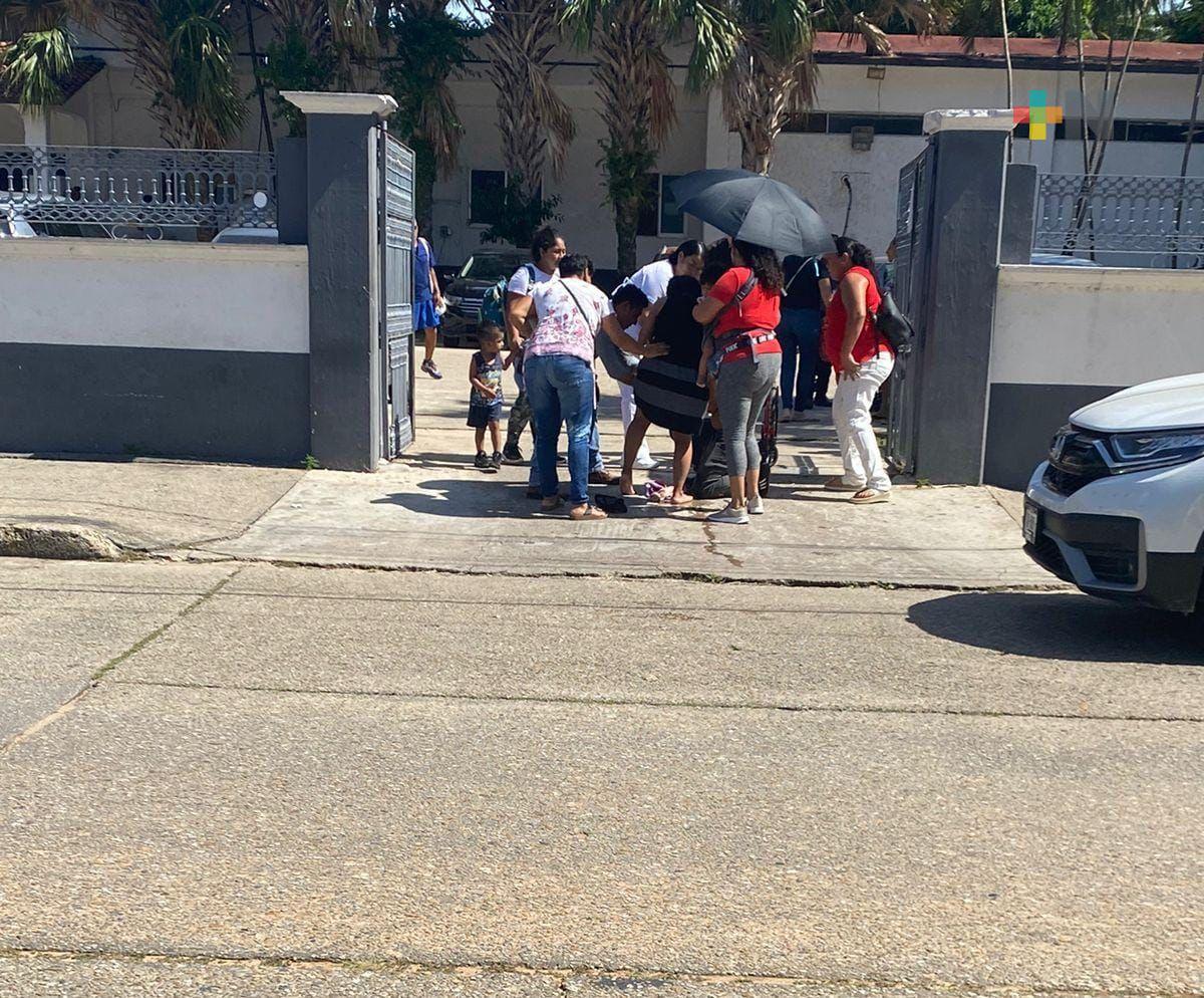 Bebé nace en banqueta del Hospital General de Minatitlán