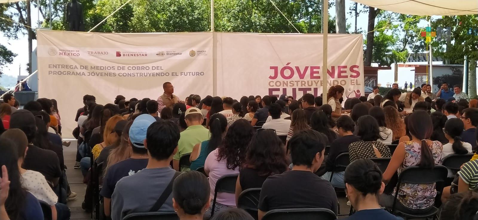 Reciben beca cientos de beneficiarios de «Jóvenes construyendo el futuro» en Xalapa