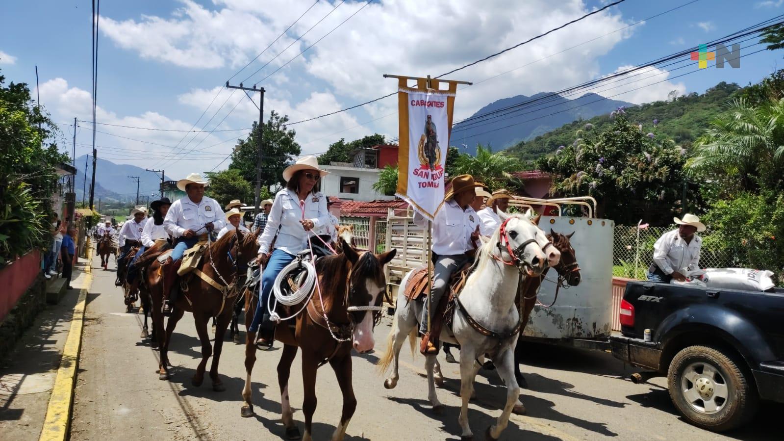 Cabalgata en honor de San Miguel en Tomatlán
