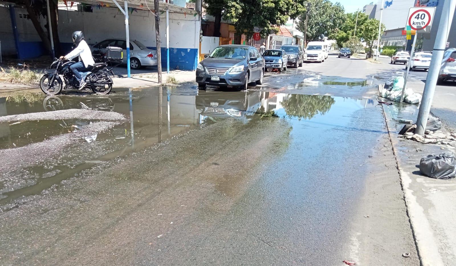 Boqueños cansados de fuga de aguas negras en calzada Lázaro Cárdenas