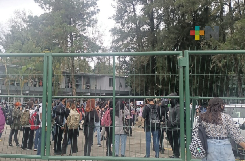 Estudiantes y maestros de UV protestan y toman Unidad Académica de Humanidades