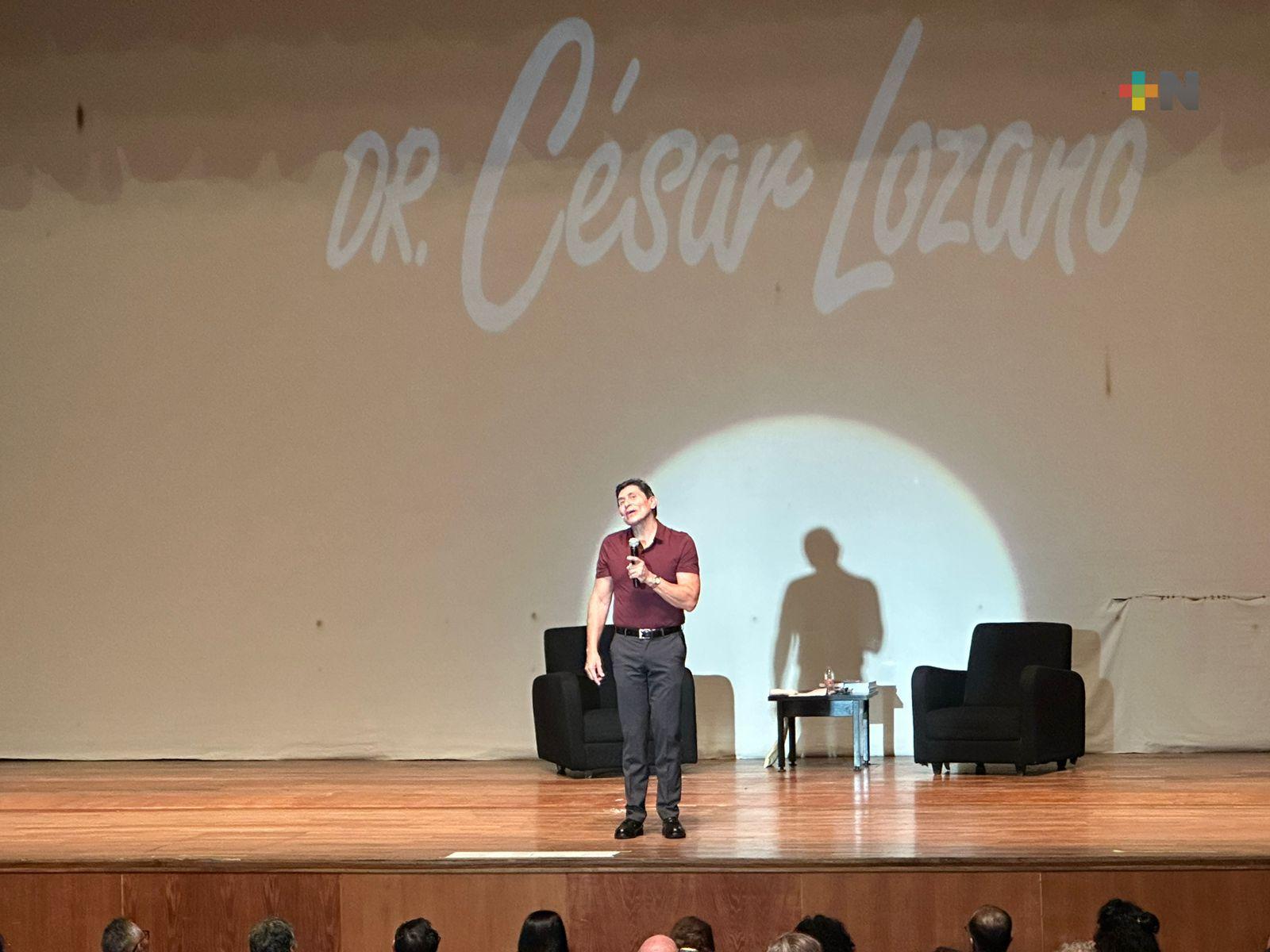 Fundación altruista de Coatza se promueve con teatro y charla de César Lozano