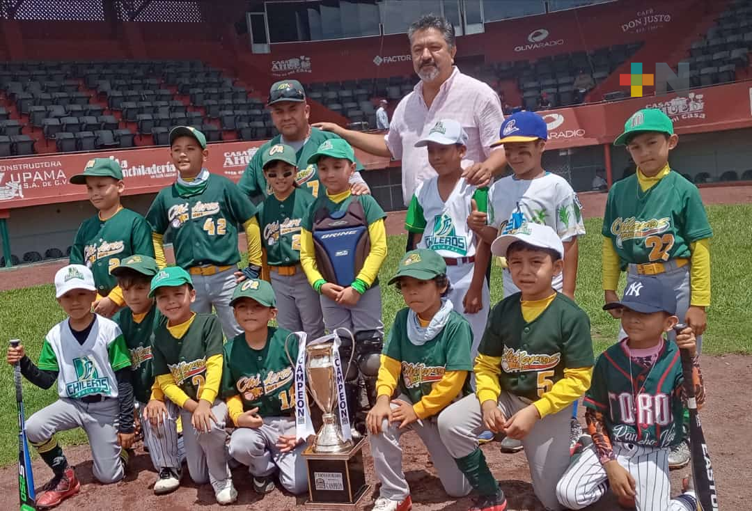 Chileritos y Cafeteros se coronaron en liga xalapeña de beisbol