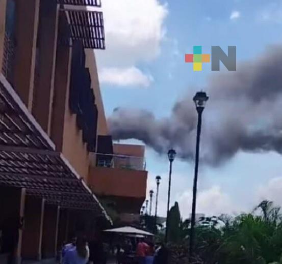 Corto circuito provoca incendio en plaza comercial de Boca del Río