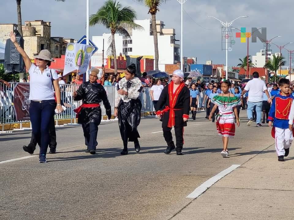 Más de 22 escuelas participan en desfile cívico-militar de Coatzacoalcos