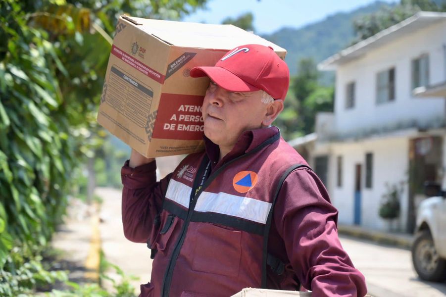 DIF Estatal entrega insumos a personas en Las Altas Montañas