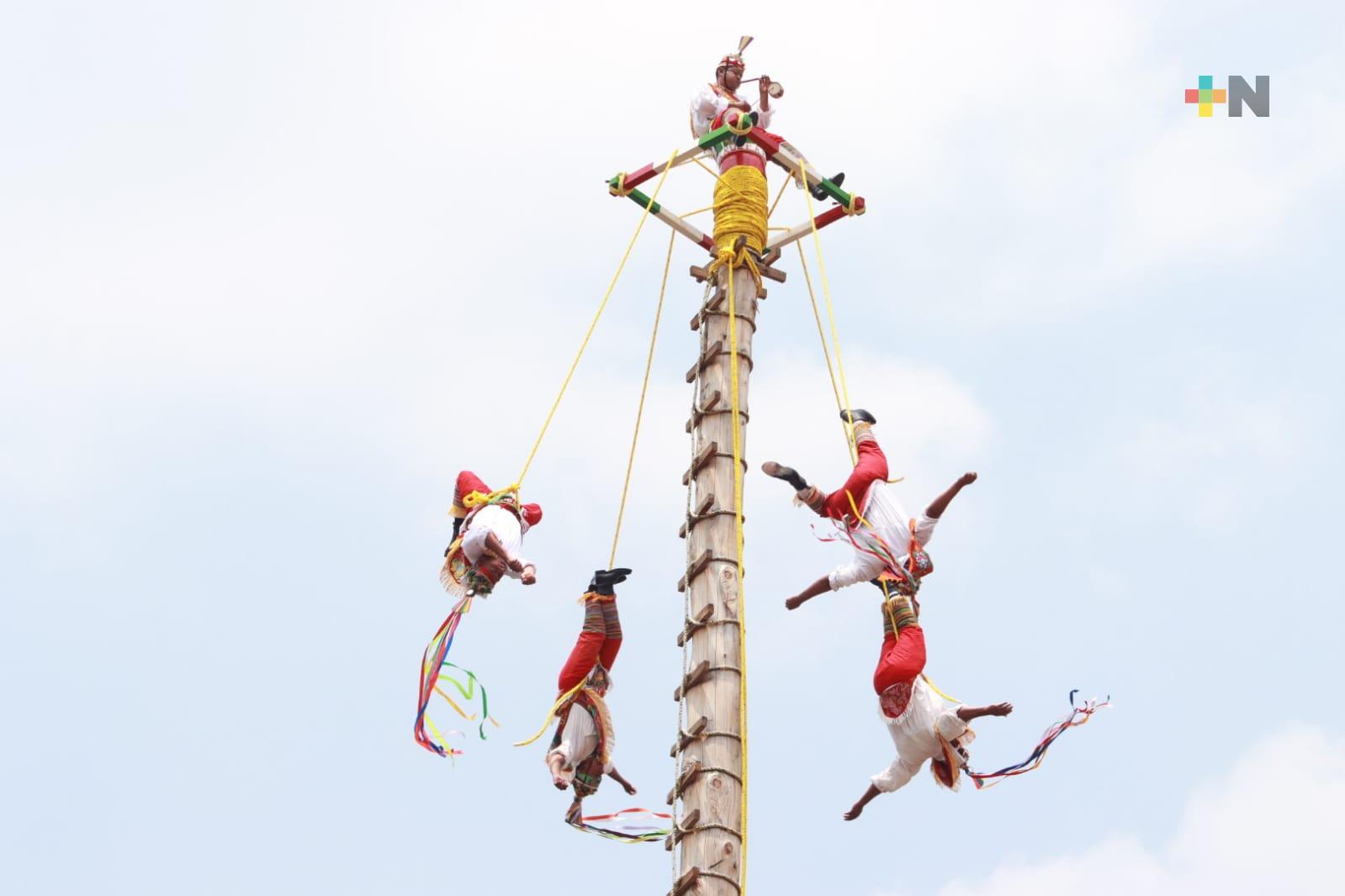 Participa Veracruz en octavo Encuentro Nacional de la ceremonia ritual de Voladores en Los Pinos