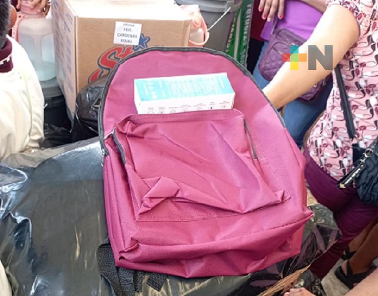Entregan más de tres mil mochilas y kits de útiles escolares en Coatzacoalcos