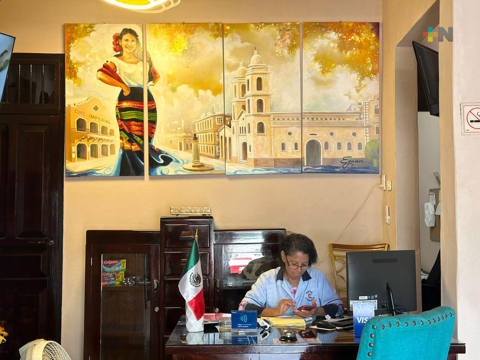 Exponen pinturas de Jesús Antonio Pérez en hotel de Coatzacoalcos