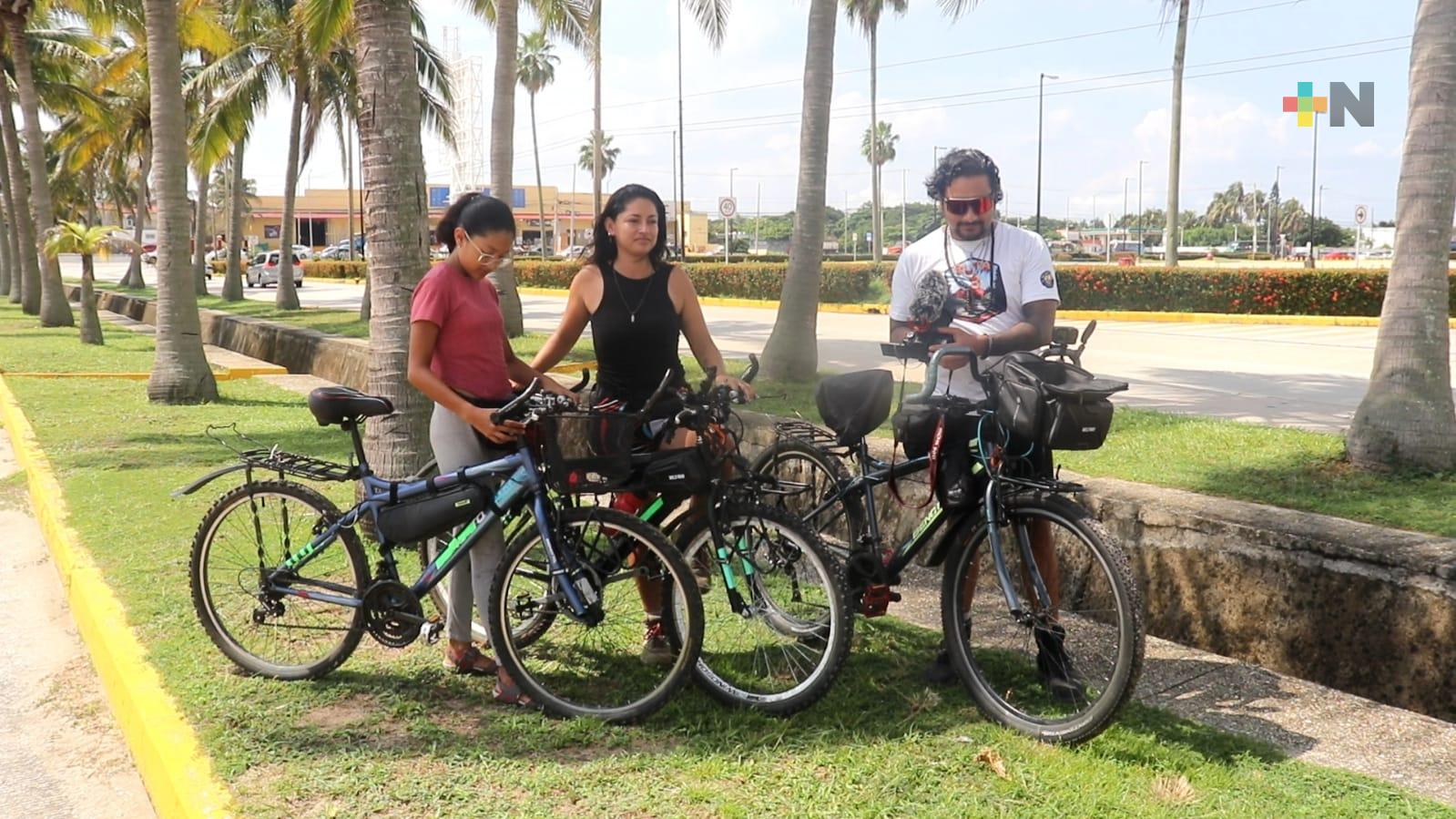 Pasa por Coatza familia ciclista que espera llegar a Argentina