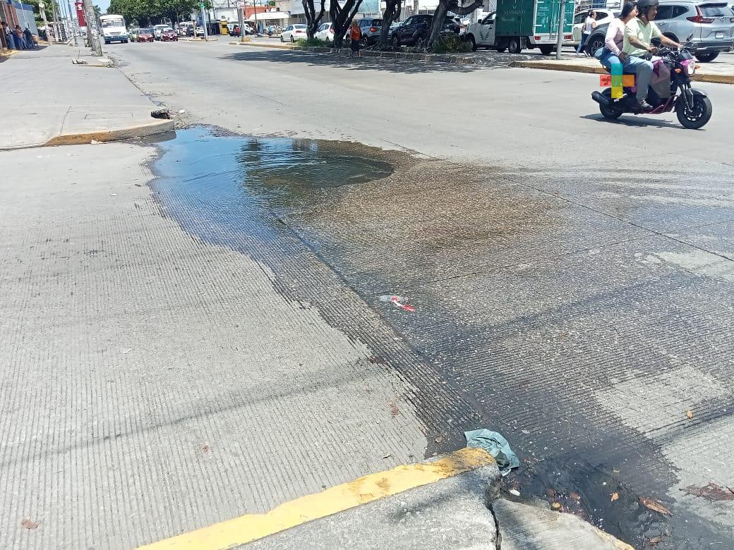 Vecinos se quejan por desatención a fuga de aguas negras en Veracruz puerto