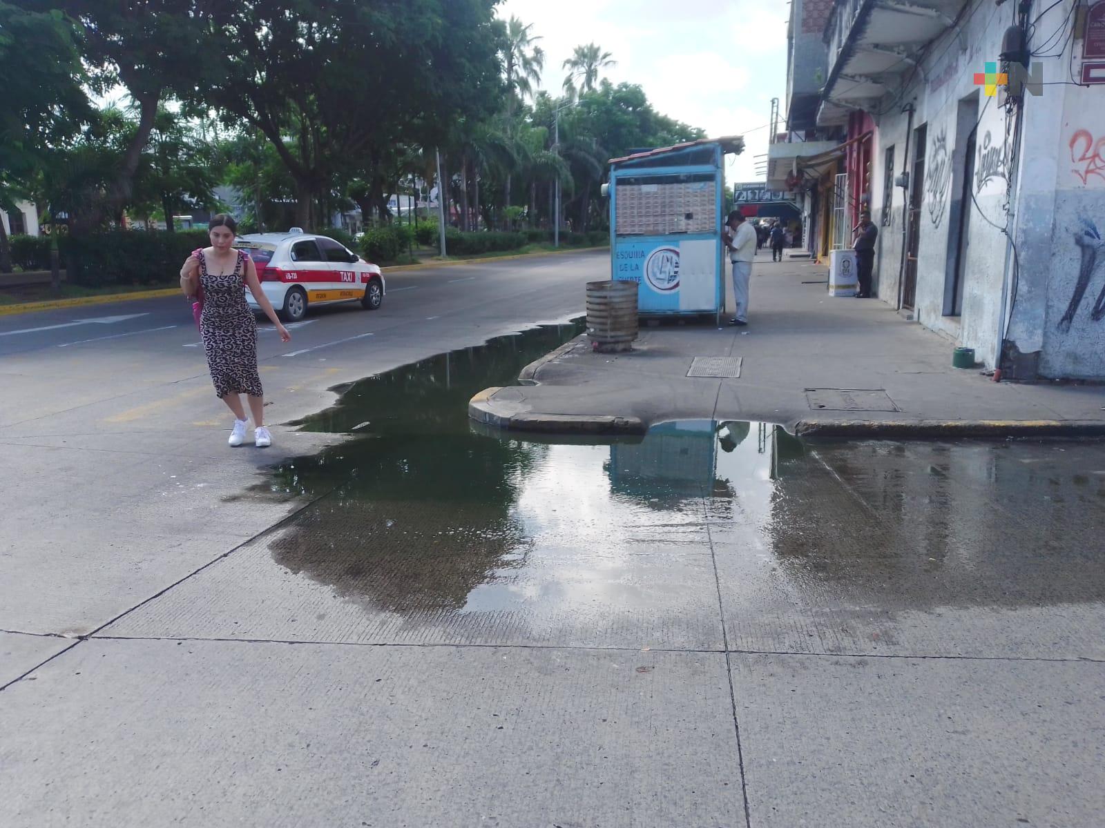 Fuga de aguas negras en Veracruz puerto genera problemas a locales y turistas